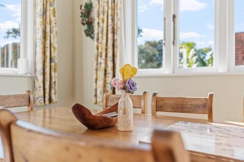 Bayswater Villa | Coastal Retreat close to Devonport Beaches