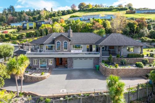 Taupo House | Tauhara Sunrise beautiful retreat with breathtaking panoramic Taupo views from Spa Pool