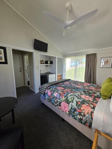 Onerahi House | Queen bed with en suite Private separate entrance