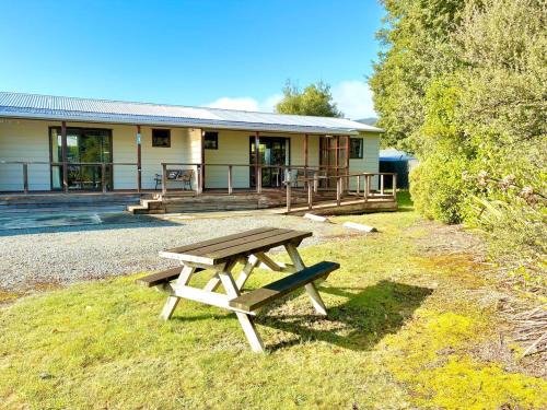Manapouri Apartment | Manapouri Cottage 1