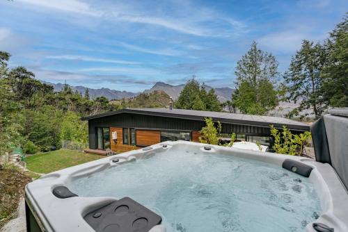 Mount Creighton House | Family home in the forest epic views & spa