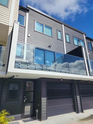 Avondale Apartment | Entire 2BR Townhouse l Free Parking l Working from home space