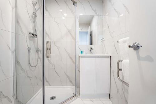 Kingsland House | Morningside Modern 3BR Home with Double Parking
