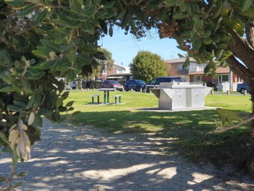 Otumoetai Hostel | The Bach Tauranga - Private Guest Rooms by the Harbour!
