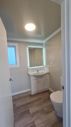 Woolston Apartment | Peaceful 2BR Escape Walk to Bus Family Friendly