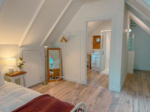 Linwood House | Romantic Riverside Stay - Walk to City & Dining