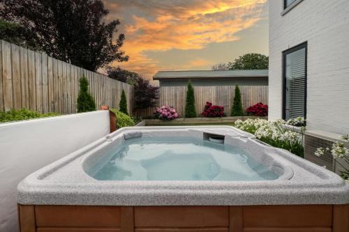 Spreydon House | Spa & Games - Family & Friends - Rare Find