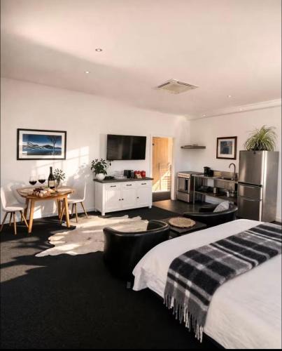 Albert Town Apartment | Studio 5- Stylish Stay with Mountain Vista