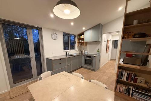 Twizel House | Glenbrook Cottage Twizel - Walk to Town, Sleeps 6, Wi-Fi, Pets OK