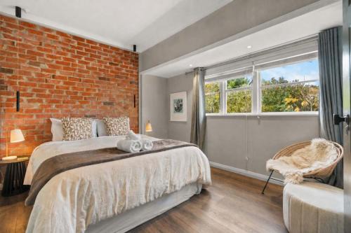 Hamilton East House | Peaceful Retreat in Hamilton East - By Superior Stays