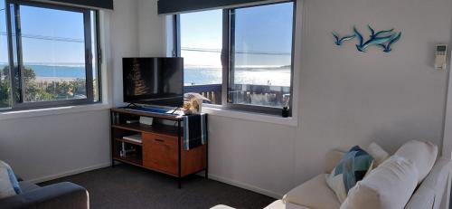 Raglan House | Karoro - laid-back bach with epic views!