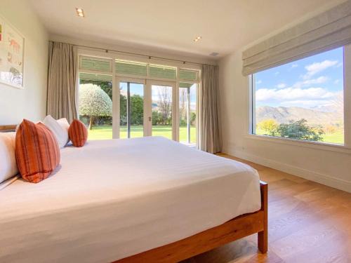 Arthur's Point House | Art on Point, Peaceful and Spacious, Shotover Canyon