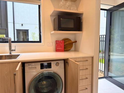 Lower Hutt House | Stylish Townhouse for Families and Groups