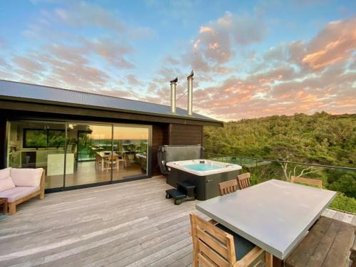 Raglan House | Nestled in Nature 3 Bedroom- Spa Pool & Sauna & Pilates Studio