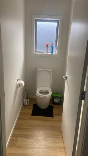 Aotea House | Spacious One-Bedroom with Private Bathroom Aotea