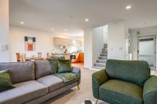 Henderson House | Henderson Retreat 3BR Townhouse with Parking
