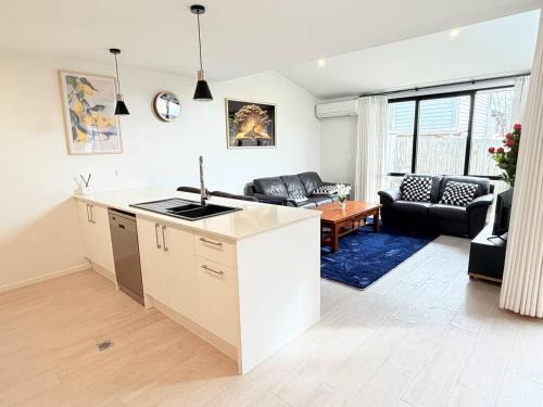 Pakuranga House | Modern Pakuranga Home | 3BR Near Mall & School