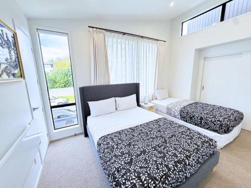 Pakuranga House | Modern Pakuranga Home | 3BR Near Mall & School