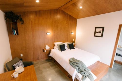 Christchurch House | 'Little Two' - Cosy Studio close to Airport
