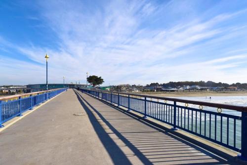 Christchurch Apartment | Beachfront Stay with Balcony and Ocean Views