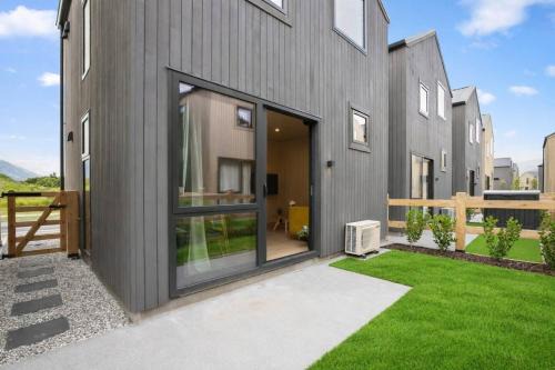 Frankton House | Ski Villa with Carpark 40, Stylish Alpine Base