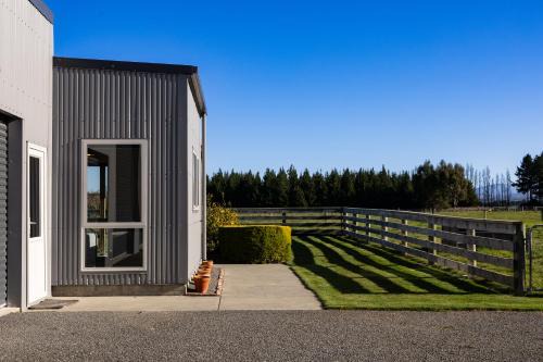 Darfield House | Lemon Tree Cottage - Modern Rural Cottage