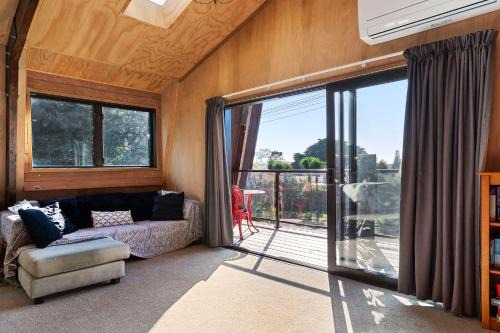 Laingholm House | Roberts Retreat - Auckland Holiday Home