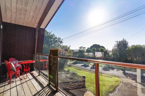 Laingholm House | Roberts Retreat - Auckland Holiday Home