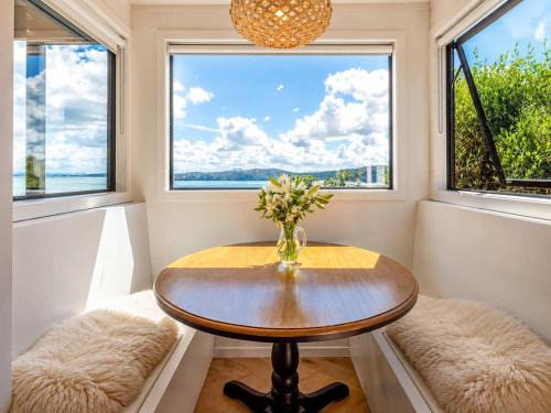 Surfdale House | Black Cottage - Stay Waiheke