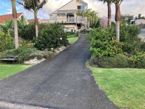 Russell House | Sunray Room - Relaxing Tapeka Stay Near Beaches & Tracks