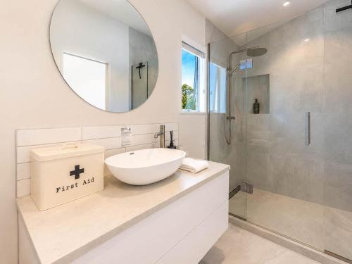 Oneroa House | Oneroa Vines and Views- Stay Waiheke