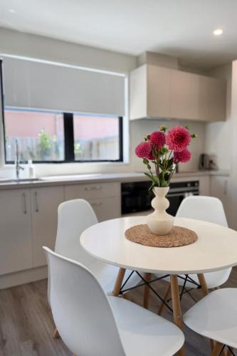 Edgeware Apartment | 2BR Apartment-Sleeps 6-Parking & Pets