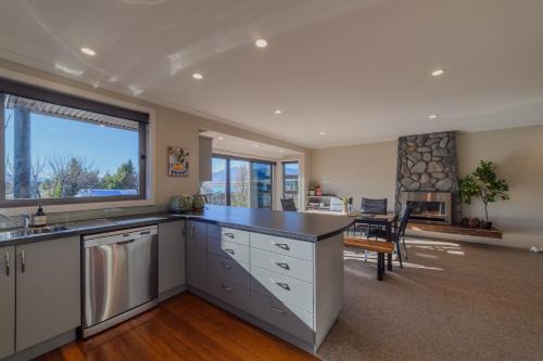 Tekapo House | Tranquil Tekapo Stay Near Lake With Mountain Views