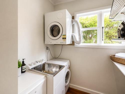 Ostend House | Crescent Villa - Stay Waiheke