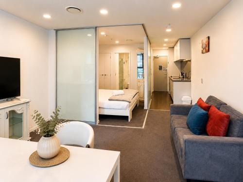 Auckland Central Business District Apartment | CBD Retreat 5-Min Walk to Sky Tower w Free Pool Gym Sauna P021