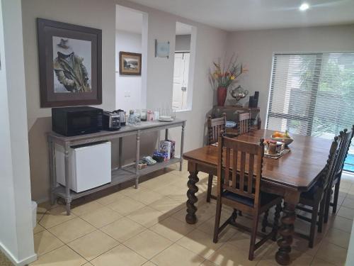 Paraparaumu Beach Bed & Breakfast | Beach Golf Shops Home within a home