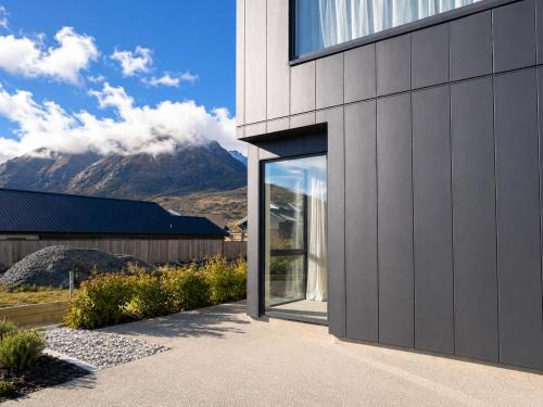 Kawarau Falls Apartment | Sunny Hanleys Farm Retreat Full Kitchen