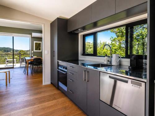 Onetangi House | Art Lovers Retreat - Stay Waiheke