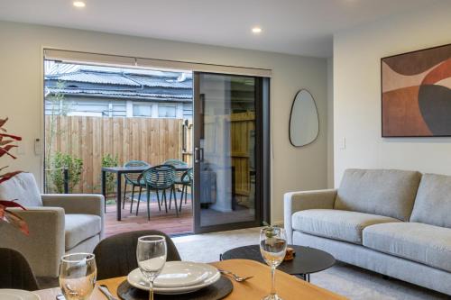 Linwood Apartment | Brand New Townhouse Walk to CBD - Parking & EV