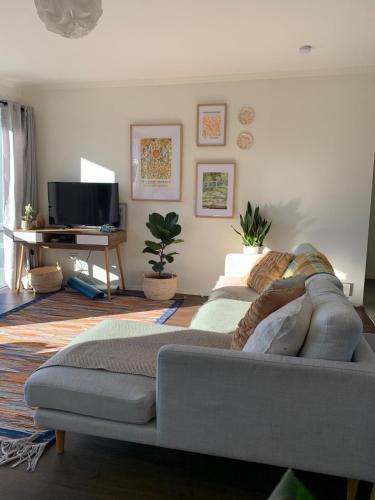Edgeware Apartment | Quiet 2BR Townhouse, Walk to CBD with Parking