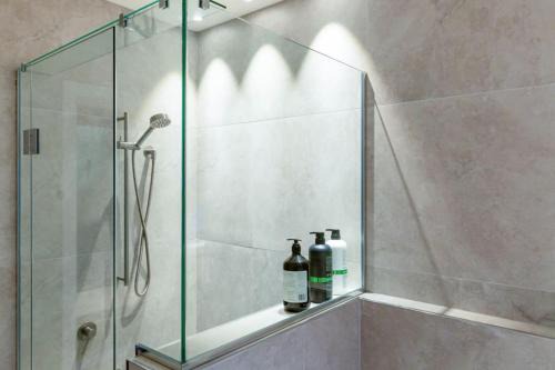 Rainbow Point House | Memories - stunning relaxation near lake with private hot tub