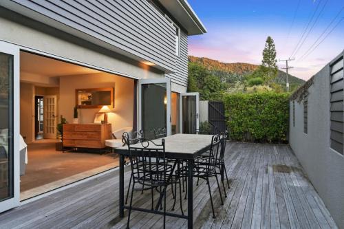 Lake Okareka House | Lake Okareka - Spa Pool and Log Fire Sleeps 12 walk to the lake