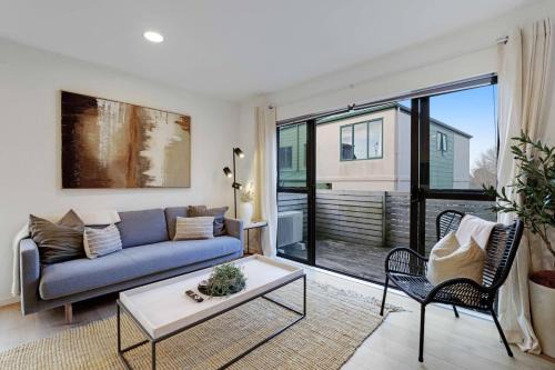 Papatoetoe House | Vibrant Family 2BR Townhouse with Air-Con and Deck