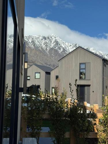 Frankton Apartment | Stylish Townhouse with Remarkable Mountain Views