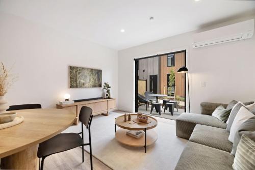 Frankton House | Luxury Mountain View Villa | Private Parking