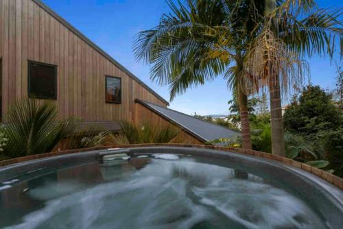 Greenlane - Ellerslie Apartment | Romantic Retreat with Hot Tub Glasshouse and Ensuite
