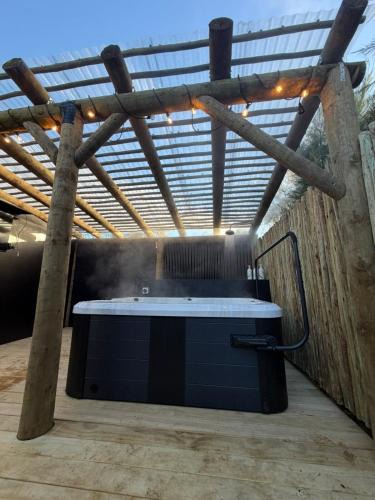 Kumeu House | Romantic Glamping Bus, Heat pump, Spa & outdoor TV