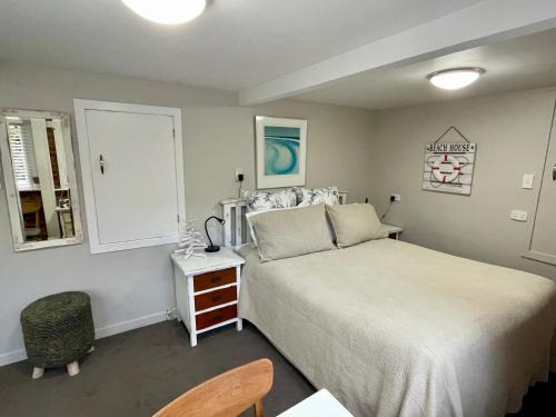 Mairangi Bay Apartment | Whitby Studio - Mairangi Bay Beach