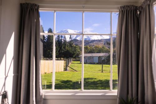 Burkes Pass House | Hill View