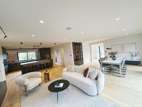 Mellons Bay Villa | East Auckland 5BR Family Group Stay Sleeps 12